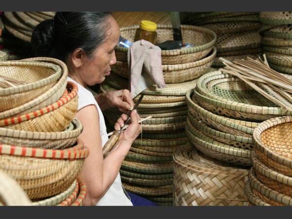 Ces artisans viennent vendre leurs objets confectionnés en bambou, à Hué, au Vietnam.