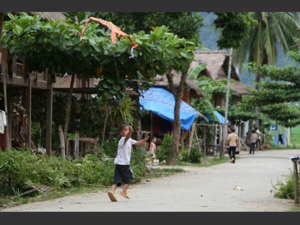 Au nord du Vietnam, un garçon joue avec son cerf-volant.