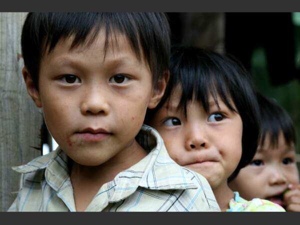 Ces jeunes enfants du nord du Vietnam sont curieux de rencontrer des étrangers.