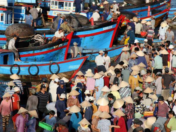 Au petit matin, le port de Nha Trang, au sud du Vietnam, est très fréquenté.