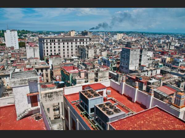 Depuis le sommet de l'Edificio Bacardi, on a une vue panoramique sur les toits de La Havane (Cuba).
