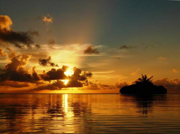 Coucher de soleil sur le lagon de Wallis, en Polynésie.