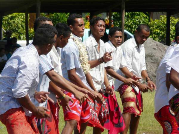 Des jeunes effectuent le Soamako, une danse traditionnelle à Wallis, en Polynésie.