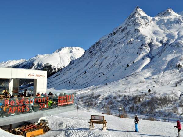 Le restaurant-bar Addis Abeba [r], à Galtür, séduit la jeunesse par son ambiance après-ski dès 15h (Autriche). 