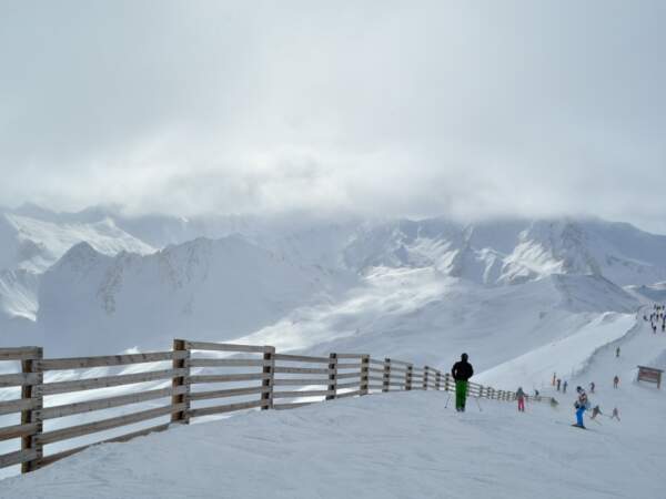 Le vaste domaine skiable de la Silvretta Arena permet de skier entre Suisse et Autriche. 