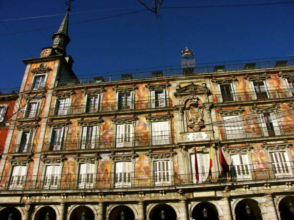 La Plaza Mayor, immense place située au coeur de Madrid, est le témoin architectural du passé habsbourgeois de la royauté espagnole