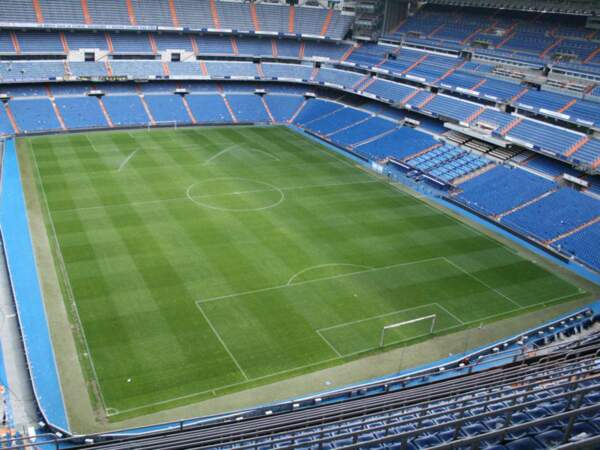 Le stade Stantiago Bernabeu est le stade vedette de Madrid, où vient s'entraîner le Real Madrid, club de renommée internationale (Espagne).