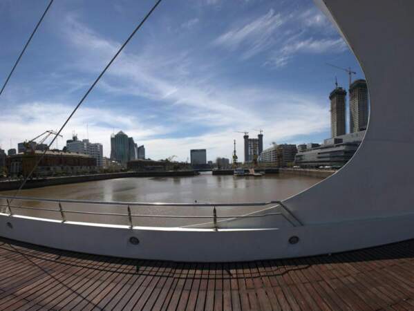 Vue de Puerto Madero depuis le pont de la femme, à Buenos Aires, en Argentine. 
