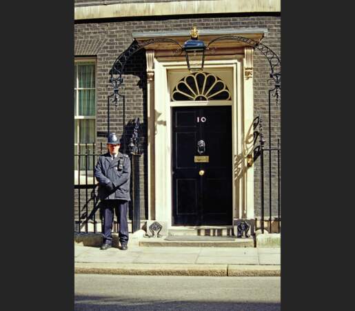 Un policier garde l'entrée du 10 Downing Street, à Londres (Grande-Bretagne).