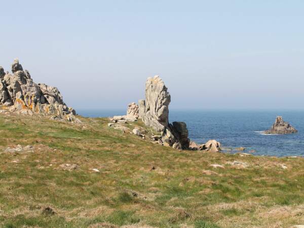 La côte nord est la plus sauvage et aride, sur l'île d'Ouessant, dans le Finistère, en Bretagne, en France