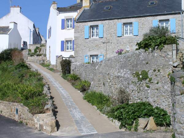 Quelques maisons typiques dans une ruelle de Lampaul, sur l'île d'Ouessant, dans le Finistère, en Bretagne, en France