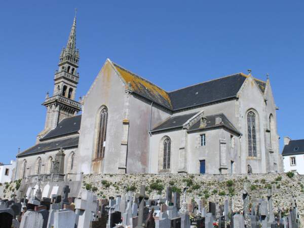 L'église Saint-Pol-Aurélien, dans le bourg de Lampaul, est la seule église de l'île d'Ouessant, dans le Finistère, en Bretagne, en France