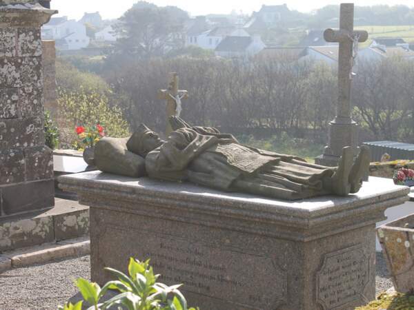 Le cimetière de Lampaul contient un espace réservé au prêtres originaires de l'île d'Ouessant, dans le Finistère, en Bretagne, en France