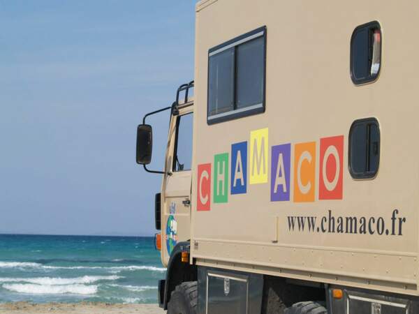Le camion Chamaco sur la plage de Cesme, frais débarqué en Turquie.