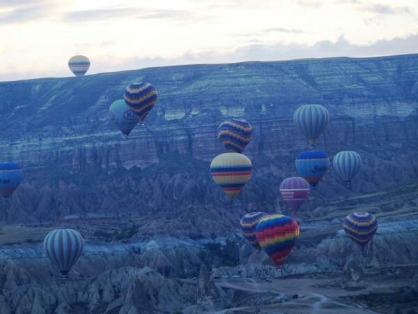 Des montgolfères près d'Uçhisar, en Cappadoce (Turquie).