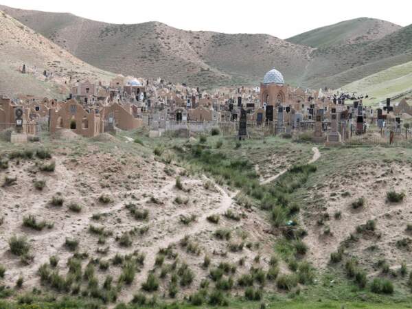 Un cimetière musulman en bordure de la route entre Naryn et le lac Issyk-Kul, au Kirghizistan