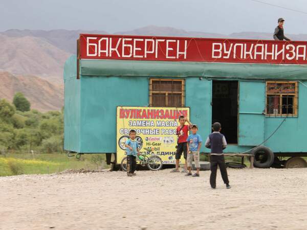 Des enfants nous saluent devant leur roulotte, au bord de la route entre Naryn et Issyk-Kul, au Kirghizistan