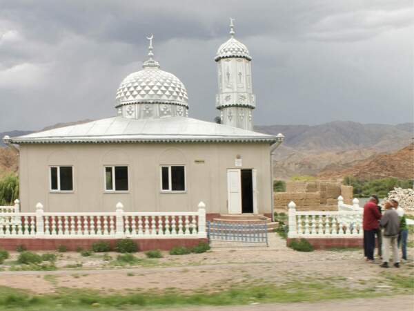 Une mosquée bâtie au bord de la route entre Naryn et Issyk-Kul, au Kirghizistan