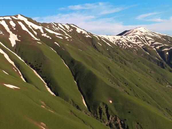 Des neiges éternelles vers 3 000 m dans le massif du Ferghana, au Kirghizistan