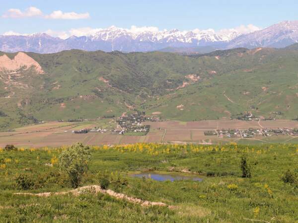 Quelques villages dans une vallée en contrebas, dans le massif du Ferghana, au Kirghizistan