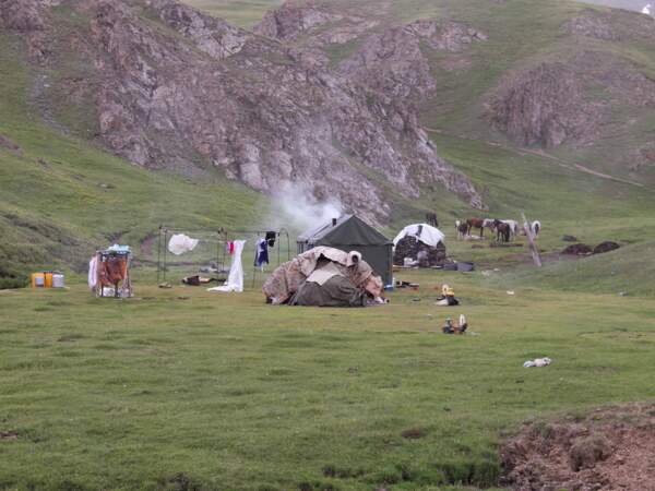 Une yourte installée au bord de la route entre Naryn et Issyk-Kul, Kirghizistan