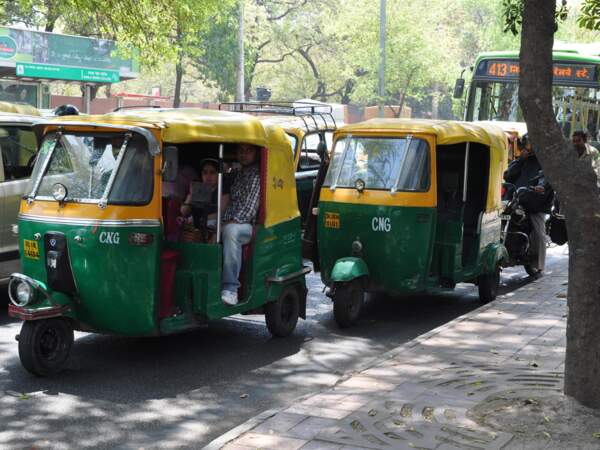 Les rickshaws sont un moyen de transport très répandu à Delhi, en Inde.