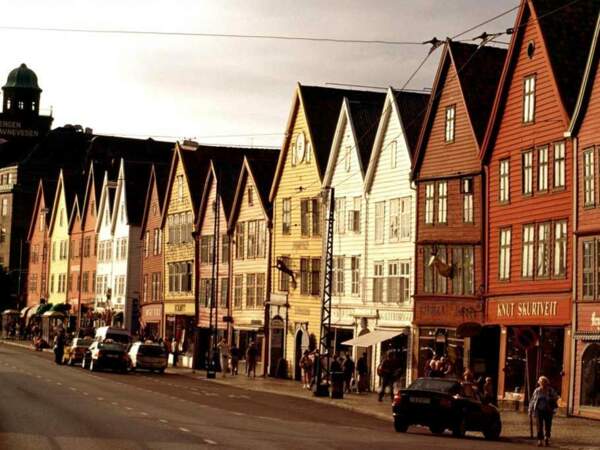 Le soleil se couche sur la vielle-ville de Bergen, en Norvège