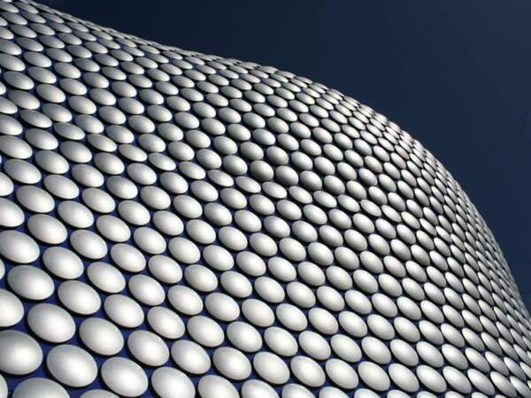 Le Bull Ring, centre-commercial futuriste de Birmingham contraste avec le coeur victorien de la cité