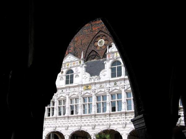 L'hôtel de ville de Lübeck se détache devant la sombre façade de briques de la cathédrale