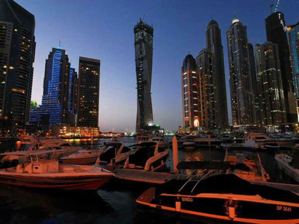 La skyline de Dubai, aux Emirats-Arabes-Unis, à la nuit tombante