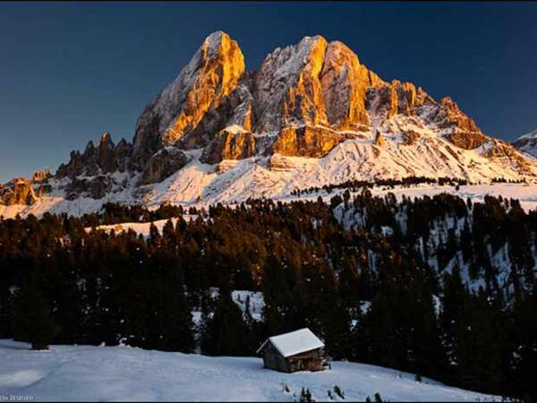 Vue des Dolomites enneigées, en Italie