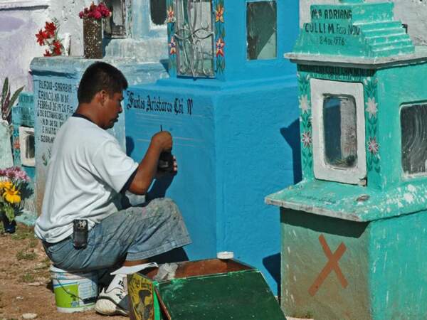 Un homme s'occupe d'une tombe, au sud du Mexique
