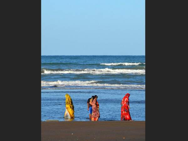 Des femmes au bord de la mer, au Sultanat d’Oman