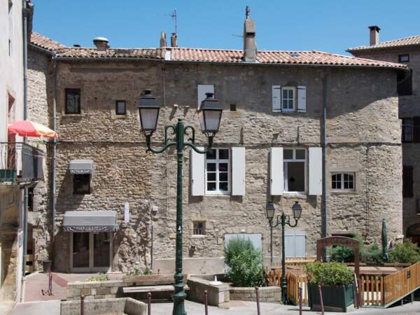 Entre places intimistes et ruelles étroites, Aubenas, en Ardèche, possède le charme certain d'une ville à dimension humaine (France).