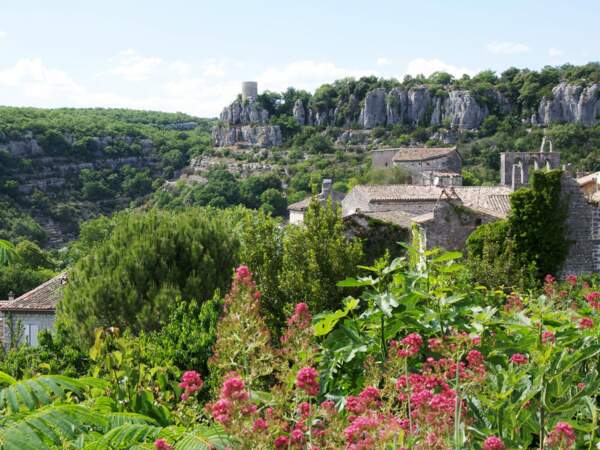 Posé sur la falaise, Balazuc domine l'Ardèche qui passe en contrebas (Ardèche, France).