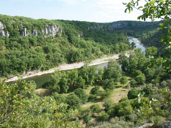 Sur le chemin muletier qui mène au Vieil Audon, à Balazuc, le panorama sur la vallée de l'Ardèche est impressionnant (France).