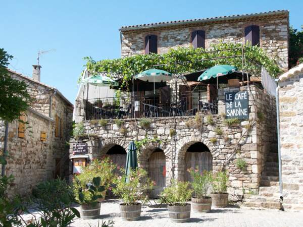 Le café de la Sardine, dans le village de Naves, en Ardèche (France).