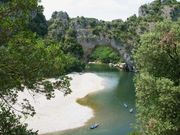 Le célèbre pont d'arc et ses kayaks, en Ardèche (France).
