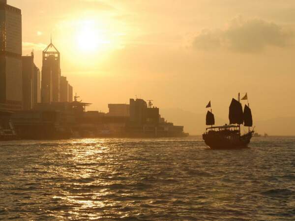 A l'heure où le soleil se lève sur la baie de Hong Kong, en Chine, les habitants prennent un petit déjeuner à base de « dim sums ».