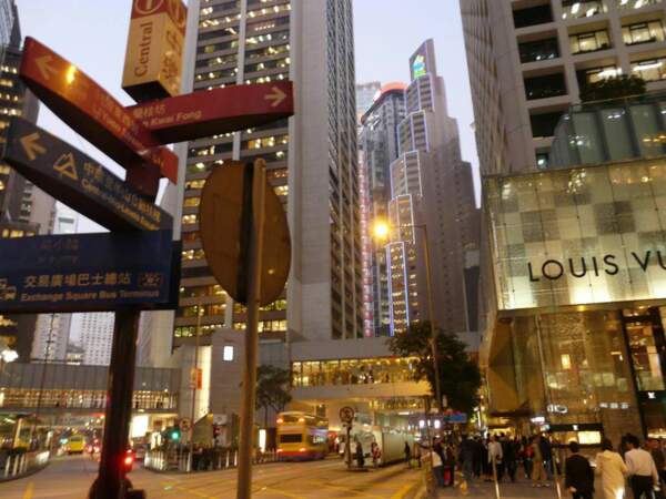De Soho à Lan Kwai Fong, la nuit à Hong Kong est festive et a un parfum d'Occident.