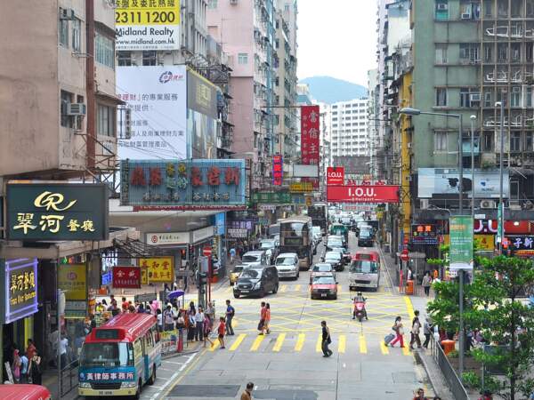 Rue animée de Hong Kong.