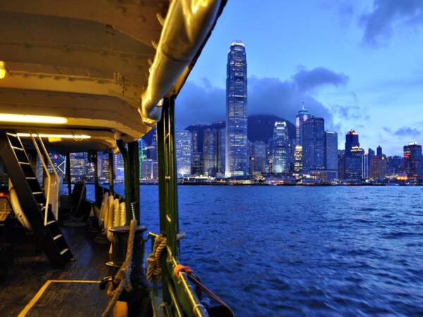 Vue sur la skyline de Hong Kong depuis le ferry traversant la baie de Victoria. 