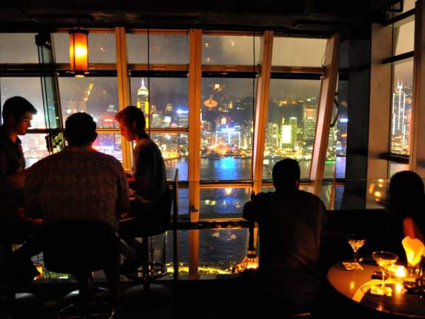 Vue sur la baie de Victoria et la skyline depuis l’Aqua Bar, à Hong Kong. 