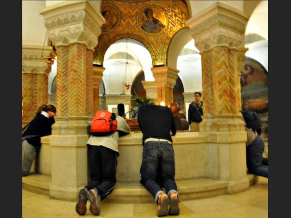 Croyants en prière dans la crypte de l’abbaye de la Dormition, à Jérusalem, en Israël. 
