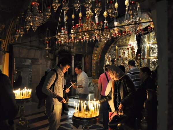 Croyants allumant leurs cierges dans l’église du Saint-Sépulcre, à Jérusalem, en Israël. 