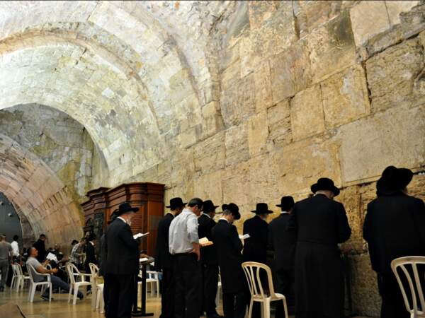 Prière devant le mur des Lamentations, à Jérusalem, en Israël. 
