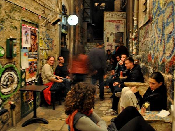 La vie nocturne de Jérusalem, en Israël, tend à séduire de plus en plus de jeunes plutôt habitués aux fêtes de Tel Aviv. 