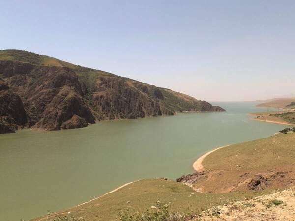 Vue du barrage près du col de Kamchik, sur la route de la vallée de Ferghana, en Ouzbékistan
