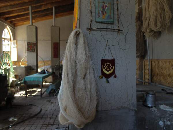 La fabrique Yodgorlik réalise de magnifiques pièces de tissu en soie entièrement à la main, dans le respect des traditions, à Marguilan, dans la province de Ferghana, en Ouzbékistan