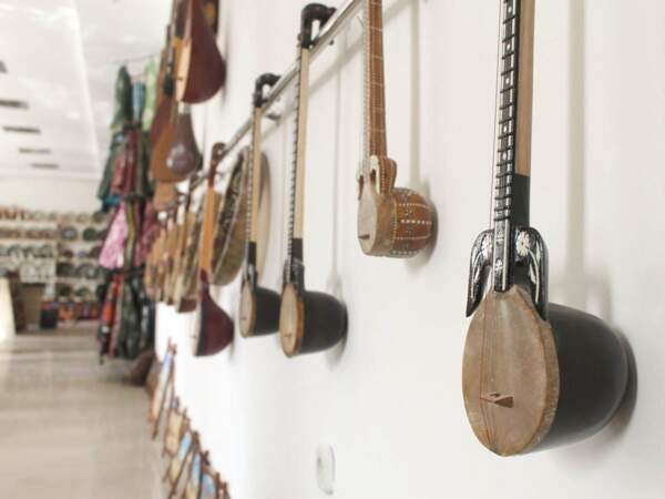 Des instruments traditionnels accrochés au mur d'une boutique, à Samarcande, en Ouzbékistan